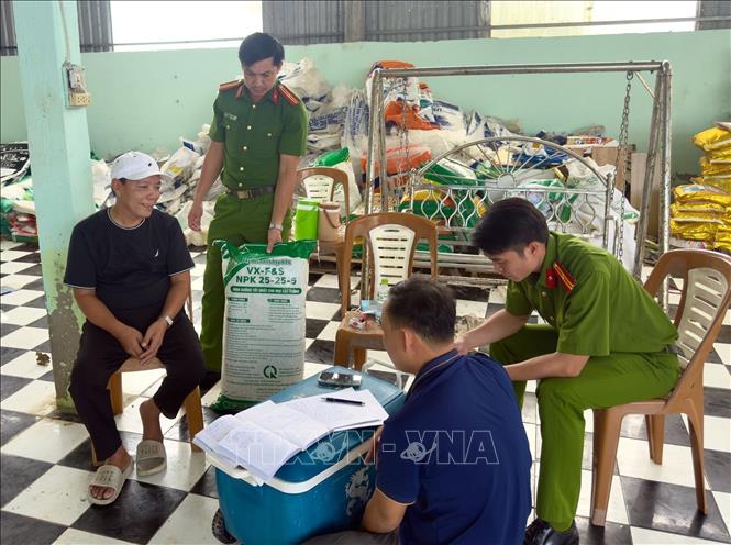 Đối tượng Hứa Văn Chọn (áo đen) làm việc với lực lượng chức năng. Ảnh: TTXVN phát