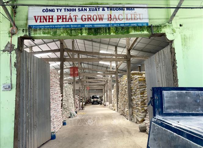 Kho chứa hàng thành phẩm và nguyên liệu sản xuất phân bón giả tại công ty của đối tượng Hứa Văn Chọn. Ảnh: TTXVN phát 