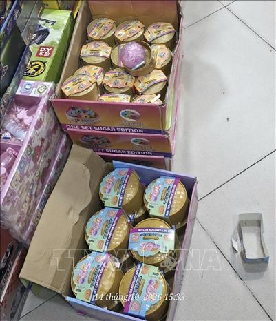  Sản phẩm đồ chơi trẻ em nhập lậu tại một cơ sở kinh doanh trên phố Đồng Xuân, phường Hoàn Kiếm, Hà Nội. Ảnh: TTXVN phát