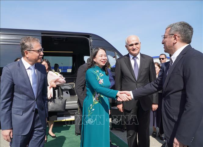  Phó Chủ tịch nước Võ Thị Ánh Xuân đến sân bay quốc tế Heydar Aliyev, thủ đô Baku, Cộng hoà Azerbaijan. Ảnh: Tâm Hằng - PV TTXVN tại SNG