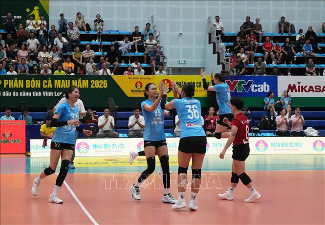 Các vận động viên đội bóng nữ Xi măng Long Sơn Thanh Hóa (áo xanh) sau pha ghi điểm. Ảnh: Phạm Minh Tuấn-TTXVN.