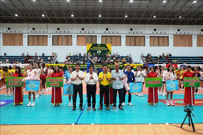 Ban tổ chức trao cờ lưu niệm cho các đội bóng. Ảnh: Phạm Minh Tuấn-TTXVN.