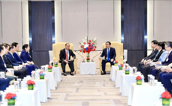 Bí thư Thành ủy Hà Nội Trần Đức Thắng hội kiến đồng chí Vilay Lakhamphong, Thường trực Ban Bí thư Trung ương Đảng Nhân dân Cách mạng Lào. Ảnh: TTXVN