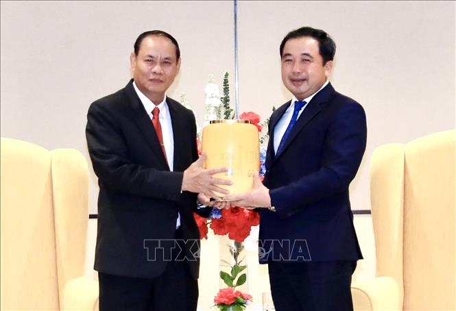 Bí thư Thành ủy Hà Nội Trần Đức Thắng tặng quà lưu niệm đồng chí Vilay Lakhamphong, Thường trực Ban Bí thư Trung ương Đảng Nhân dân Cách mạng Lào. Ảnh: TTXVN