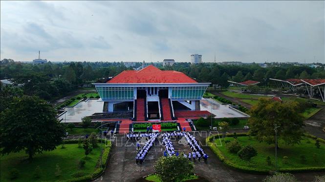 Kỷ niệm 70 năm Ngày truyền thống Hội Liên hiệp Thanh niên Việt Nam là dịp để các thế hệ cán bộ, hội viên nhìn lại chặng đường đã qua, tri ân những đóng góp của lớp người đi trước và xác định trách nhiệm đối với tương lai. Ảnh: Duy Khương – TTXVN