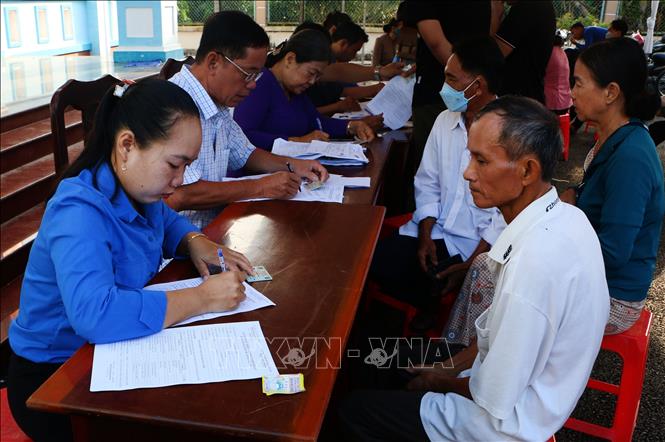 Qua nhiều phong trào, chương trình hành động, lực lượng thanh niên đã góp sức giải quyết những vấn đề thiết thực của đời sống, từ xây dựng nông thôn mới, bảo vệ môi trường, chăm lo an sinh xã hội đến hỗ trợ người dân tiếp cận dịch vụ công,… Ảnh: Duy Khương – TTXVN