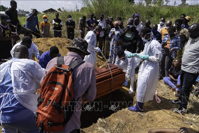 Nhân viên y tế chôn cất thi thể bệnh nhân Ebola tại tỉnh Ituri, CHDC Congo. Ảnh: THX/TTXVN phát
