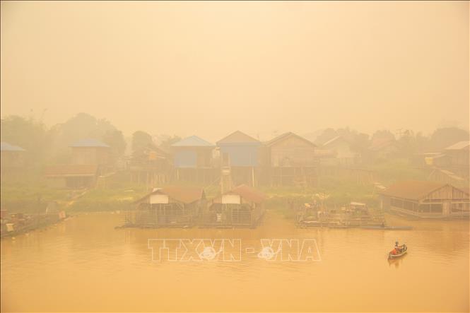 Khói mù do cháy rừng và cháy đất bao phủ thành phố Palangka Raya, tỉnh Trung Kalimantan, Indonesia ngày 13/10/2026. Ảnh: THX/TTXVN phát