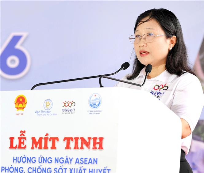 Bà Nguyễn Hoàng Uyên, Phó Giám đốc Sở Y tế Tây Ninh phát biểu tại Lễ mít tinh hưởng ứng Ngày ASEAN phòng, chống sốt xuất huyết. Ảnh: Thanh Bình -TTXVN