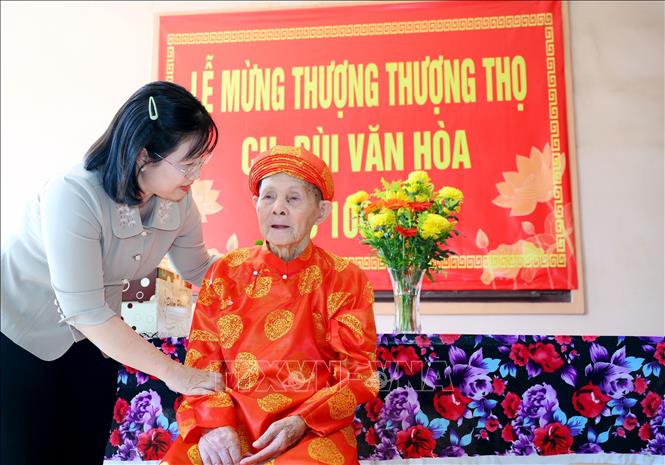 Bà Nguyễn Hoàng Uyên, Phó Giám đốc Sở Y tế Tây Ninh thăm hỏi, mừng thọ cụ Bùi Văn Hòa nhân dịp Lễ mừng thượng thượng thọ. Ảnh: Thanh Bình -TTXVN