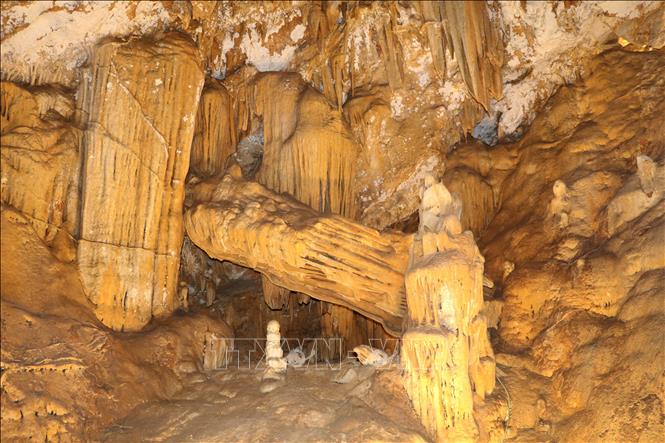 Beyond its natural beauty, the site holds archaeological evidence, including mollusc shells near the entrance, offering insights into how prehistoric inhabitants obtained food and adapted to their environment. VNA Photo: Thùy Dung 