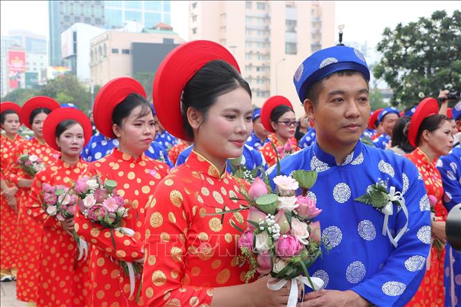 Các cặp đôi là đoàn viên Công đoàn, hội viên, thanh niên công nhân, viên chức, người lao động tham gia “Lễ cưới tập thể” năm 2026 tại Công viên Tượng đài Bác Hồ (phố đi bộ Nguyễn Huệ). Ảnh: Thanh Vũ - TTXVN