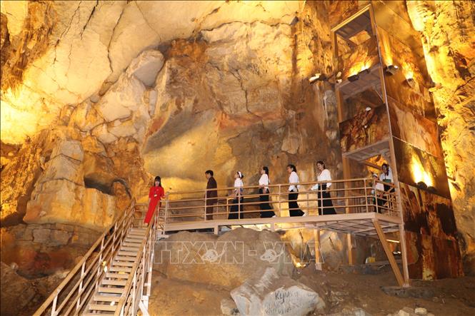 Visitors must walk about one kilometre from the Thung Ui forest entrance, climbing stone steps to an elevation of over 100 metres. VNA Photo: Thùy Dung 
