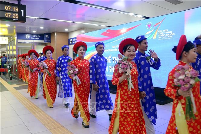 Các cặp đôi tham gia “Lễ cưới tập thể” năm 2026 tham quan TP. Hồ Chí Minh bằng tuyến Metro số 1 (Bến Thành – Suối Tiên). Ảnh: Thanh Vũ – TTXVN