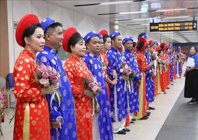 Các cặp đôi tham gia “Lễ cưới tập thể” năm 2026 tham quan TP. Hồ Chí Minh bằng tuyến Metro số 1 (Bến Thành – Suối Tiên). Ảnh: Thanh Vũ – TTXVN