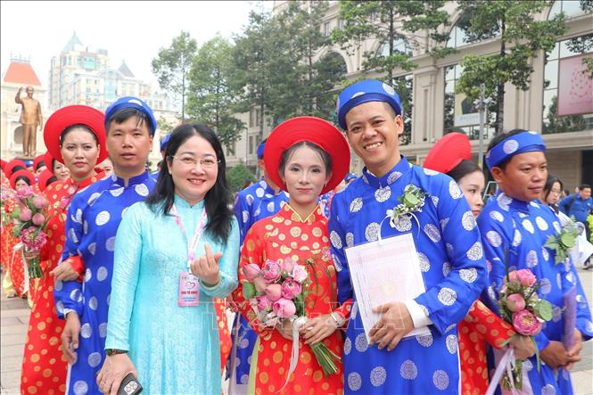 Phó Chủ tịch Liên đoàn Lao động TP. Hồ Chí Minh Nguyễn Kim Loan và các cặp đôi là đoàn viên Công đoàn, hội viên, thanh niên công nhân, viên chức, người lao động tham gia “Lễ cưới tập thể” năm 2026. Ảnh: Thanh Vũ – TTXVN