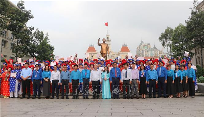 Lãnh đạo Công đoàn, Phụ nữ, Đoàn thanh niên TP. Hồ Chí Minh cùng các cặp đôi tham gia “Lễ cưới tập thể” năm 2026 chụp ảnh lưu niệm tại Công viên Tượng đài Bác Hồ (phố đi bộ Nguyễn Huệ). Ảnh: Thanh Vũ – TTXVN