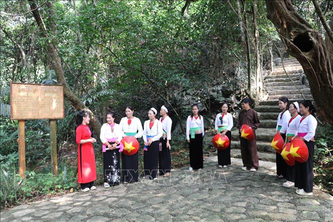 Visitors must walk about one kilometre from the Thung Ui forest entrance, climbing stone steps to an elevation of over 100 metres.VNA Photo: Thùy Dung 