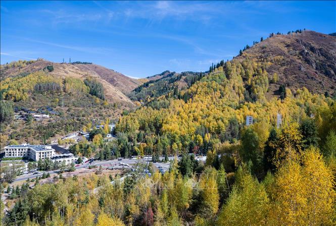 Cảnh đẹp mùa thu ở Almaty, Kazakhstan. Ảnh: THX/TTXVN phát