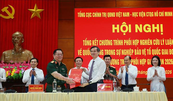 Đại tướng Nguyễn Trọng Nghĩa,  Ủy viên Bộ Chính trị, Bí thư Trung ương Đảng, Chủ nhiệm Tổng cục Chính trị QĐND Việt Nam và PGS. TS Đoàn Minh Huấn, Ủy viên Bộ Chính trị Giám đốc Học viện Chính trị Quốc gia Hồ Chí Minh Ký kết chương trình phối hợp giai đoạn 2026 - 2031. Ảnh: Trọng Đức - TTXVN
