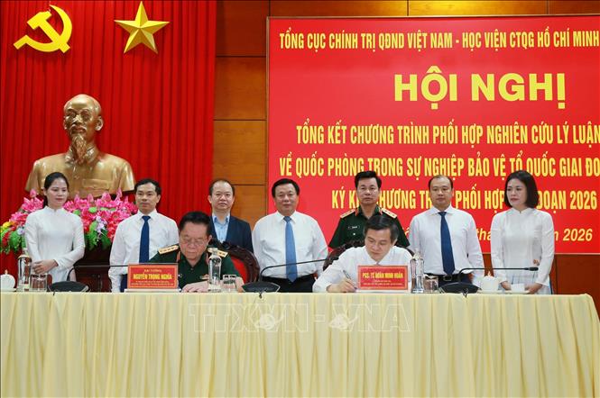 Đại tướng Nguyễn Trọng Nghĩa, Ủy viên Bộ Chính trị, Bí thư Trung ương Đảng, Chủ nhiệm Tổng cục Chính trị QĐND Việt Nam và PGS. TS Đoàn Minh Huấn, Ủy viên Bộ Chính trị Giám đốc Học viện Chính trị Quốc gia Hồ Chí Minh Ký kết chương trình phối hợp giai đoạn 2026 - 2031. Ảnh: Trọng Đức - TTXVN