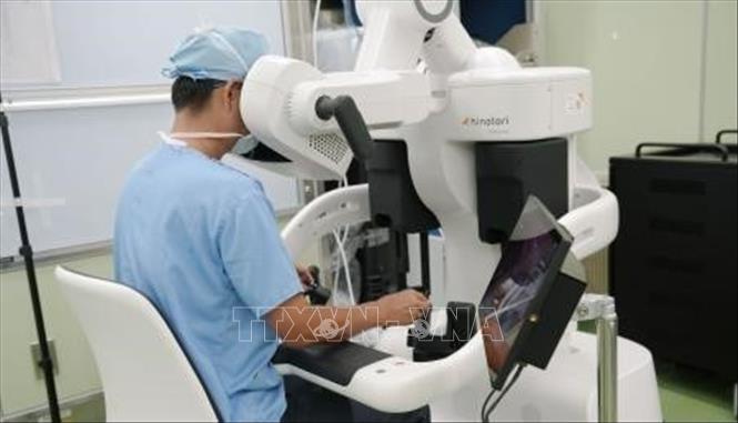 Ca phẫu thuật được thực hiện tại Bệnh viện trực thuộc Đại học Hirosaki, tỉnh Aomori, Nhật Bản với sự tham gia của bác sĩ điều khiển robot từ xa. Ảnh: Ảnh: Kyodo/TTXVN phát