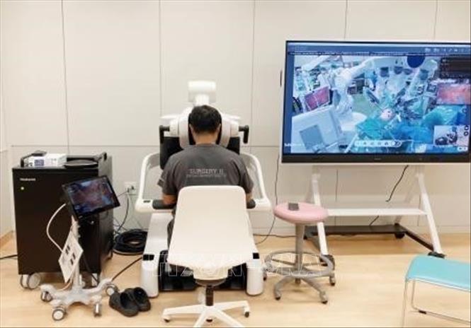 Ca phẫu thuật được thực hiện tại Bệnh viện trực thuộc Đại học Hirosaki, tỉnh Aomori, Nhật Bản với sự tham gia của bác sĩ điều khiển robot từ xa. Ảnh: Ảnh: Kyodo/TTXVN phát