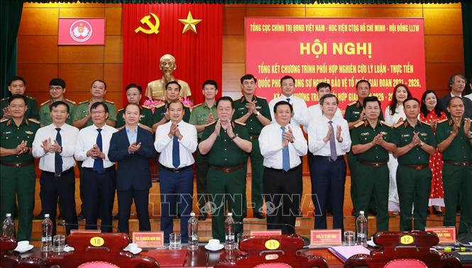 Các đại biểu chụp ảnh sau hội nghị. Ảnh: Trọng Đức - TTXVN