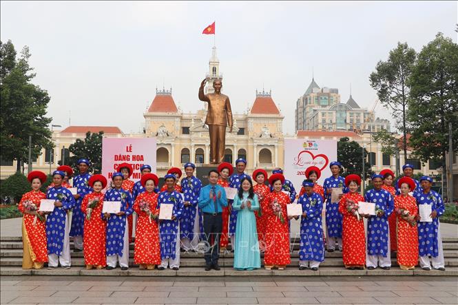 Phó Chủ tịch Liên đoàn Lao động TP. Hồ Chí Minh Nguyễn Kim Loan trao giấy đăng ký kết hôn cho các cặp đôi là đoàn viên Công đoàn, hội viên, thanh niên công nhân, viên chức, người lao động tham gia “Lễ cưới tập thể” năm 2026. Ảnh: Thanh Vũ – TTXVN