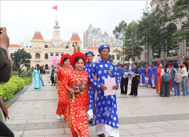 Các cặp đôi tham gia “Lễ cưới tập thể” năm 2026 tại Công viên Tượng đài Bác Hồ (phố đi bộ Nguyễn Huệ). Ảnh: Thanh Vũ - TTXVN