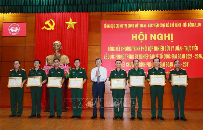 PGS. TS Đoàn Minh Huấn, Ủy viên Bộ Chính trị, Giám đốc Học viện Chính trị Quốc gia Hồ Chí Minh trao Bằng khen cho các Tập thể, cá nhân. Ảnh: Trọng Đức - TTXVN