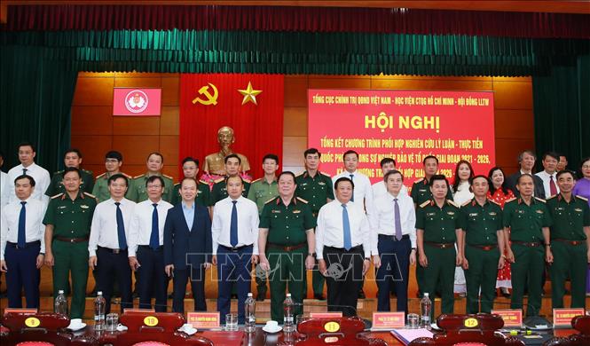 Các đại biểu chụp ảnh sau hội nghị. Ảnh: Trọng Đức - TTXVN