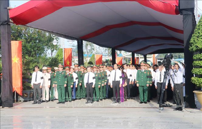 Quang cảnh buổi lễ truy điệu, an táng hài cốt liệt sĩ tại Nghĩa trang liệt sĩ thành phố Cần Thơ. Ảnh: Ngọc Thiện - TTXVN