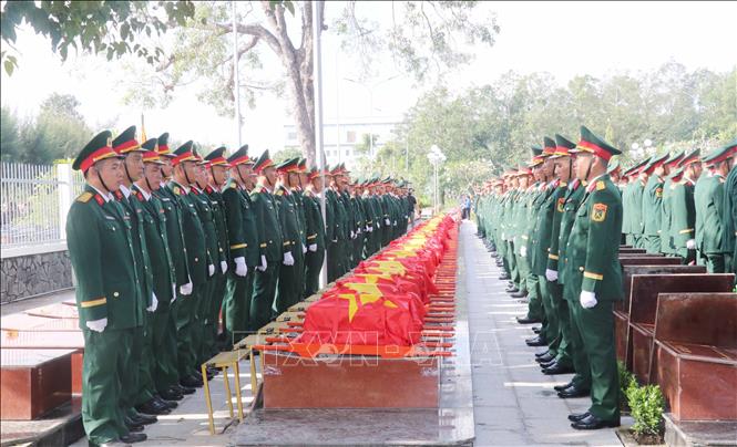 Quang cảnh lễ truy điệu, an táng hài cốt liệt sĩ tại Nghĩa trang liệt sĩ thành phố Cần Thơ. Ảnh: Ngọc Thiện - TTXVN
