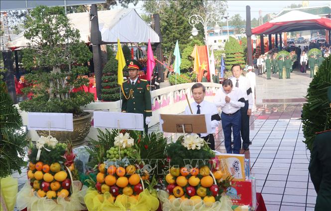 Trưởng Ban Nội chính Trung ương Lê Minh Trí dâng hương tại Tượng đài Nghĩa trang liệt sĩ thành phố Cần Thơ. Ảnh: Ngọc Thiện - TTXVN 