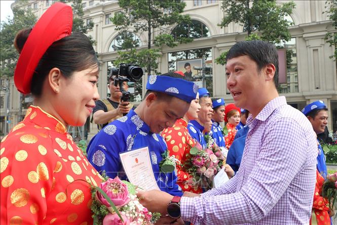 Lãnh đạo Sở Văn hóa Thể thao TP. Hồ Chí Minh trao giấy đăng ký kết hôn cho các cặp đôi là đoàn viên Công đoàn, hội viên, thanh niên công nhân, viên chức, người lao động tham gia “Lễ cưới tập thể” năm 2026. Ảnh: Thanh Vũ – TTXVN