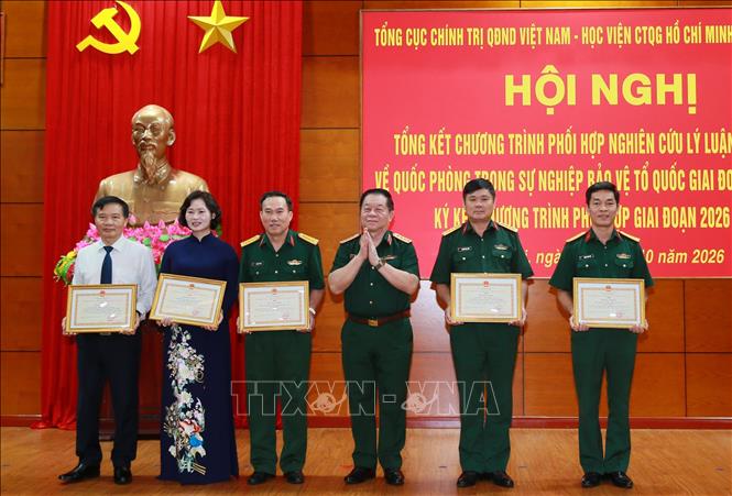 Đại tướng Nguyễn Trọng Nghĩa, Ủy viên Bộ Chính trị, Bí thư Trung ương Đảng, Chủ nhiệm Tổng cục Chính trị QĐND Việt Nam trao Bằng khen cho các tập thể, cá nhân. Ảnh: Trọng Đức - TTXVN