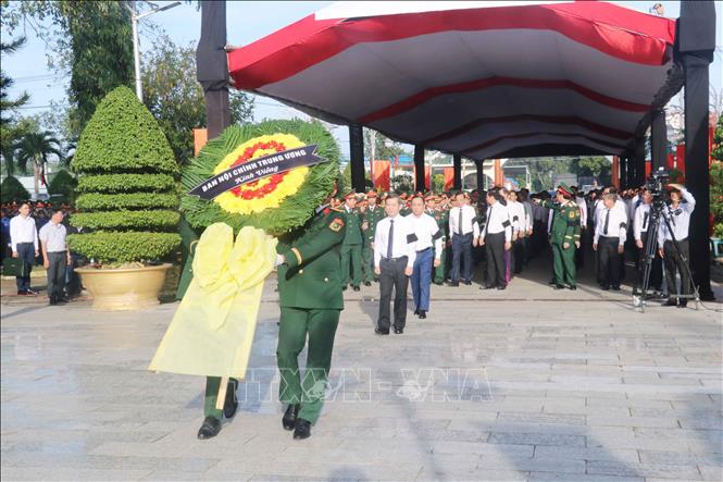 Trưởng Ban Nội chính Trung ương Lê Minh Trí dâng hoa tại Tượng đài Nghĩa trang liệt sĩ thành phố Cần Thơ. Ảnh: Ngọc Thiện - TTXVN