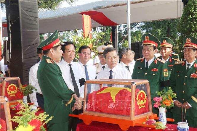 Trưởng Ban Nội chính Trung ương Lê Minh Trí và lãnh đạo Bộ Quốc phòng, Quân khu 9, lãnh đạo thành phố Cần Thơ viếng các hài cốt liệt sĩ. Ảnh: Ngọc Thiện - TTXVN