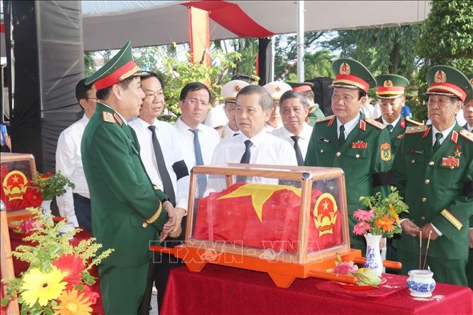 Trưởng Ban Nội chính Trung ương Lê Minh Trí và lãnh đạo Bộ Quốc phòng, Quân khu 9, lãnh đạo thành phố Cần Thơ viếng các hài cốt liệt sĩ. Ảnh: Ngọc Thiện - TTXVN 
