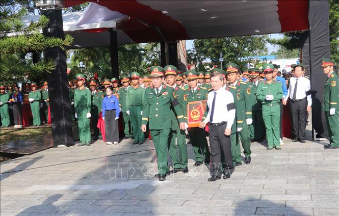 Trưởng Ban Nội chính Trung ương Lê Minh Trí và Thượng tướng Nguyễn Văn Gấu, Thứ trưởng Bộ Quốc phòng đưa hài cốt liệt sĩ đến nơi an táng. Ảnh: Ngọc Thiện - TTXVN 