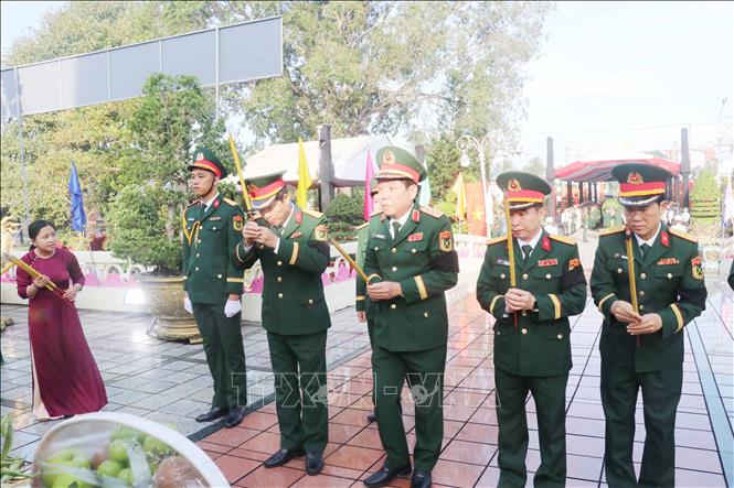Thượng tướng Nguyễn Văn Gấu và đoàn công tác của Bộ Quốc phòng dâng hương tại Tượng đài Nghĩa trang liệt sĩ thành phố Cần Thơ. Ảnh: Ngọc Thiện - TTXVN 