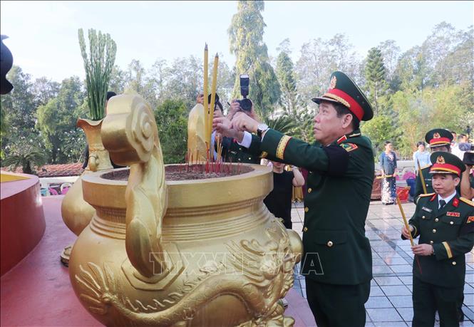 Thượng tướng Nguyễn Văn Gấu dâng hương tại Tượng đài Nghĩa trang liệt sĩ thành phố Cần Thơ. Ảnh: Ngọc Thiện - TTXVN 