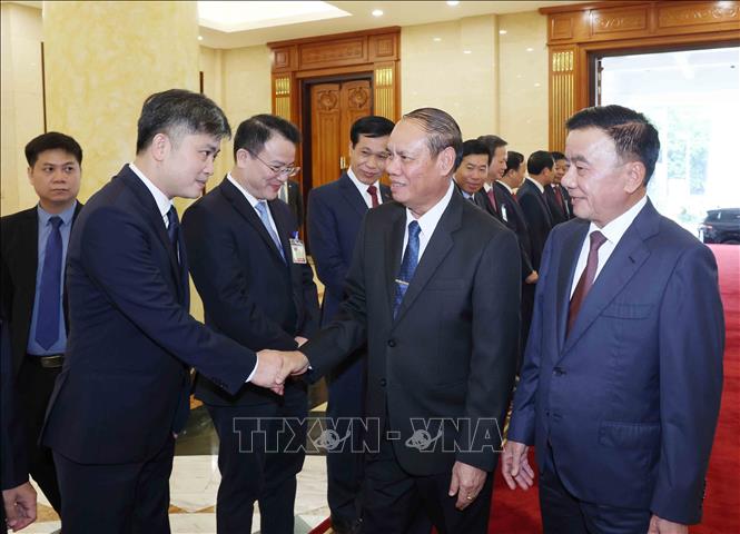 Đồng chí Trần Cẩm Tú, Uỷ viên Bộ Chính trị, Thường trực Ban Bí thư và đồng chí Vilay Lakhamphong, Uỷ viên Bộ Chính trị, Thường trực Ban Bí thư Lào với các đại biểu cấp cao Đảng Cộng sản Việt Nam. Ảnh: Phương Hoa - TTXVN