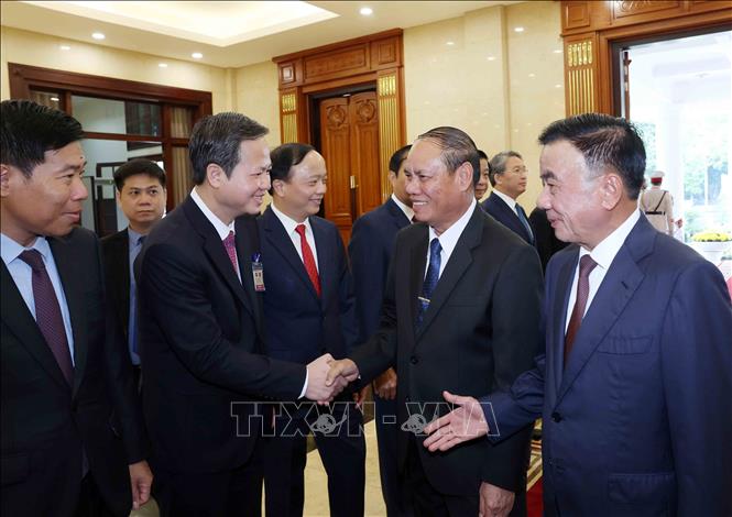 Đồng chí Trần Cẩm Tú, Uỷ viên Bộ Chính trị, Thường trực Ban Bí thư và đồng chí Vilay Lakhamphong, Uỷ viên Bộ Chính trị, Thường trực Ban Bí thư Lào với các đại biểu cấp cao Đảng Cộng sản Việt Nam. Ảnh: Phương Hoa - TTXVN