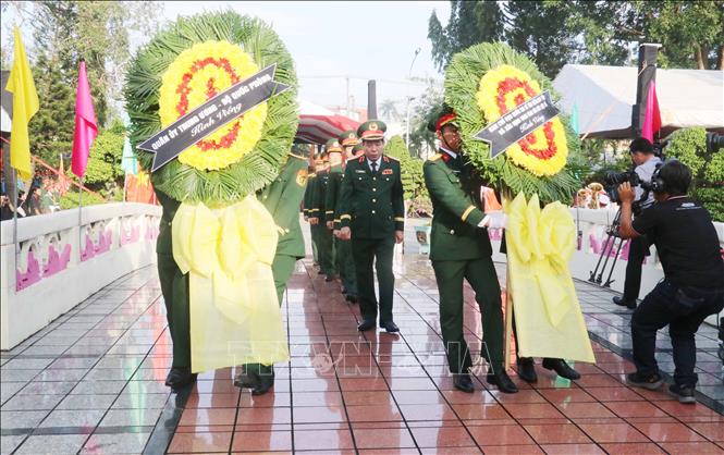 Thượng tướng Nguyễn Văn Gấu và đoàn công tác của Bộ Quốc phòng dâng hoa tại Tượng đài Nghĩa trang liệt sĩ thành phố Cần Thơ. Ảnh: Ngọc Thiện - TTXVN