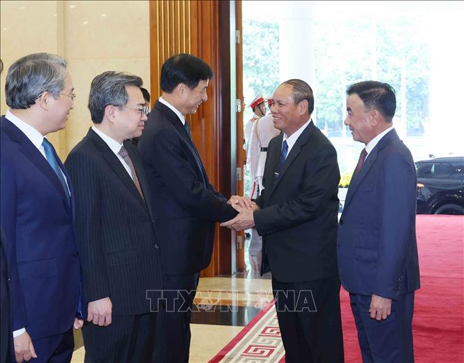 Đồng chí Trần Cẩm Tú, Uỷ viên Bộ Chính trị, Thường trực Ban Bí thư và đồng chí Vilay Lakhamphong, Uỷ viên Bộ Chính trị, Thường trực Ban Bí thư Lào với các đại biểu cấp cao Đảng Cộng sản Việt Nam. Ảnh: Phương Hoa - TTXVN