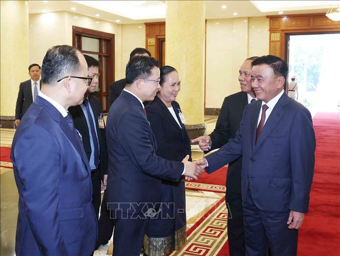 Thường trực Ban Bí thư Trần Cẩm Tú cùng các đồng chí đoàn đại biểu cấp cao Đảng Nhân dân Cách mạng Lào. Ảnh: Phương Hoa - TTXVN