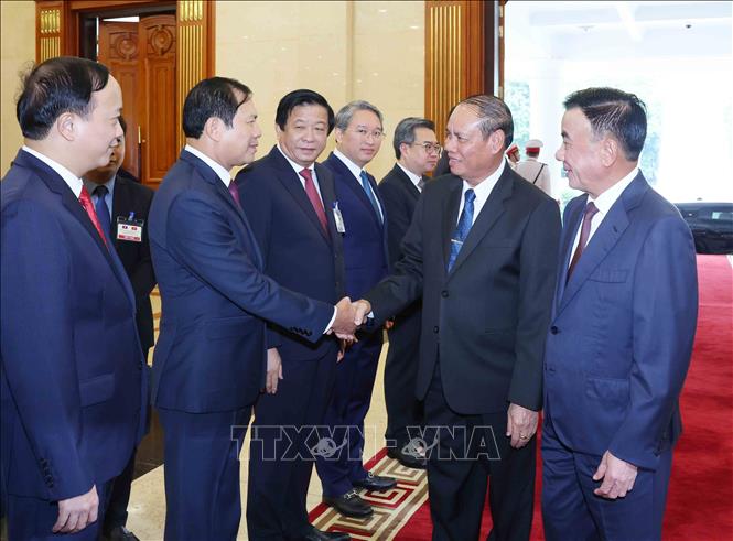 Đồng chí Trần Cẩm Tú, Uỷ viên Bộ Chính trị, Thường trực Ban Bí thư và đồng chí Vilay Lakhamphong, Uỷ viên Bộ Chính trị, Thường trực Ban Bí thư Lào với các đại biểu cấp cao Đảng Cộng sản Việt Nam. Ảnh: Phương Hoa - TTXVN