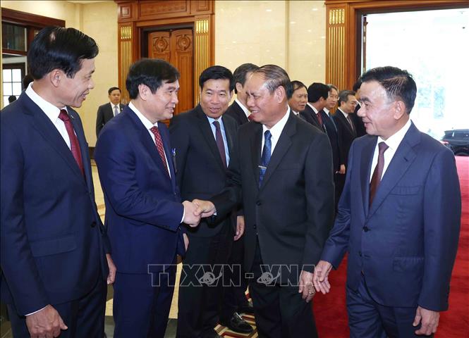 Đồng chí Trần Cẩm Tú, Uỷ viên Bộ Chính trị, Thường trực Ban Bí thư và đồng chí Vilay Lakhamphong, Uỷ viên Bộ Chính trị, Thường trực Ban Bí thư Lào với các đại biểu cấp cao Đảng Cộng sản Việt Nam. Ảnh: Phương Hoa - TTXVN